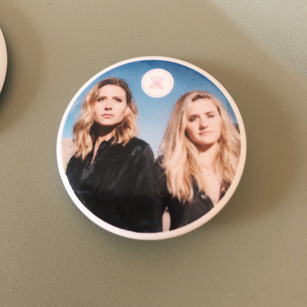 Aly&AJ concert pin 💫